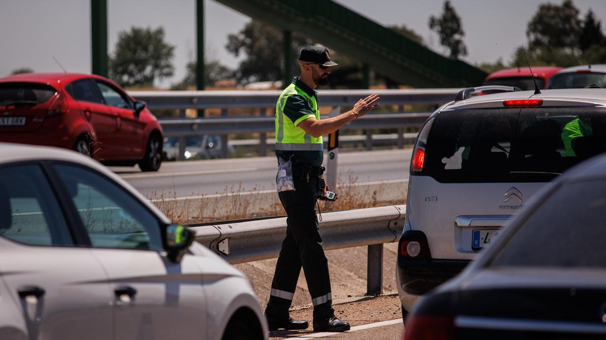 Un agente de la Guardia Civil durante un control de un dispositivo desplegado por la DGT.