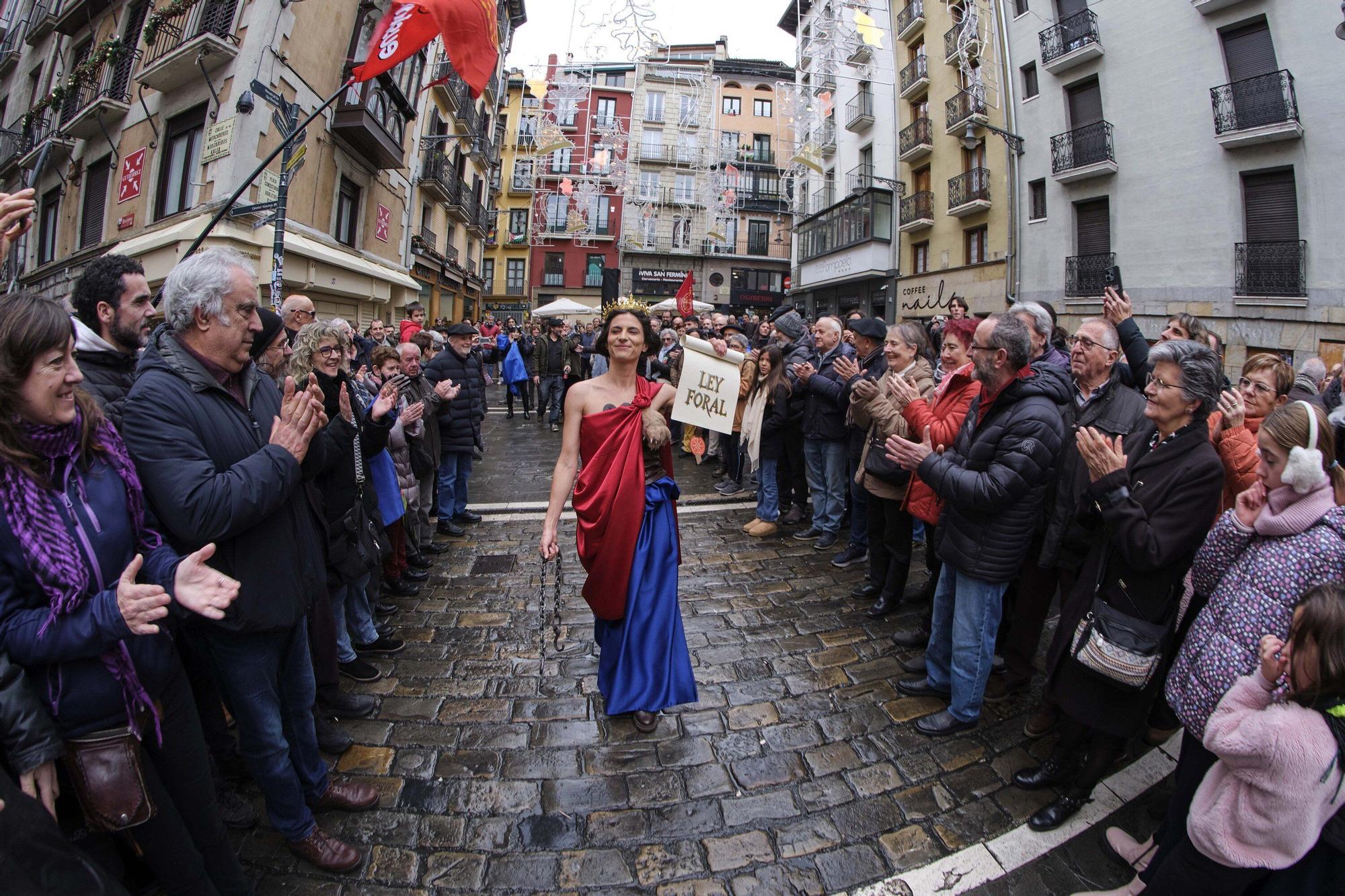 Fotos del homenaje a la estatua que corona el monumento que se erigió hace más de 100 años recordando la lucha popular en el Día de Navarra