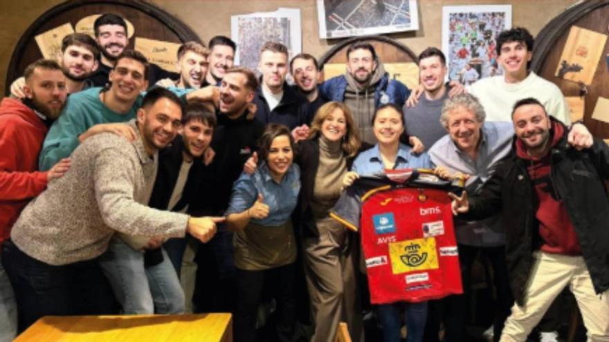 La selección española de balonmano "recupera fuerzas" en un "asador de brasa auténtica" de la calle Estafeta