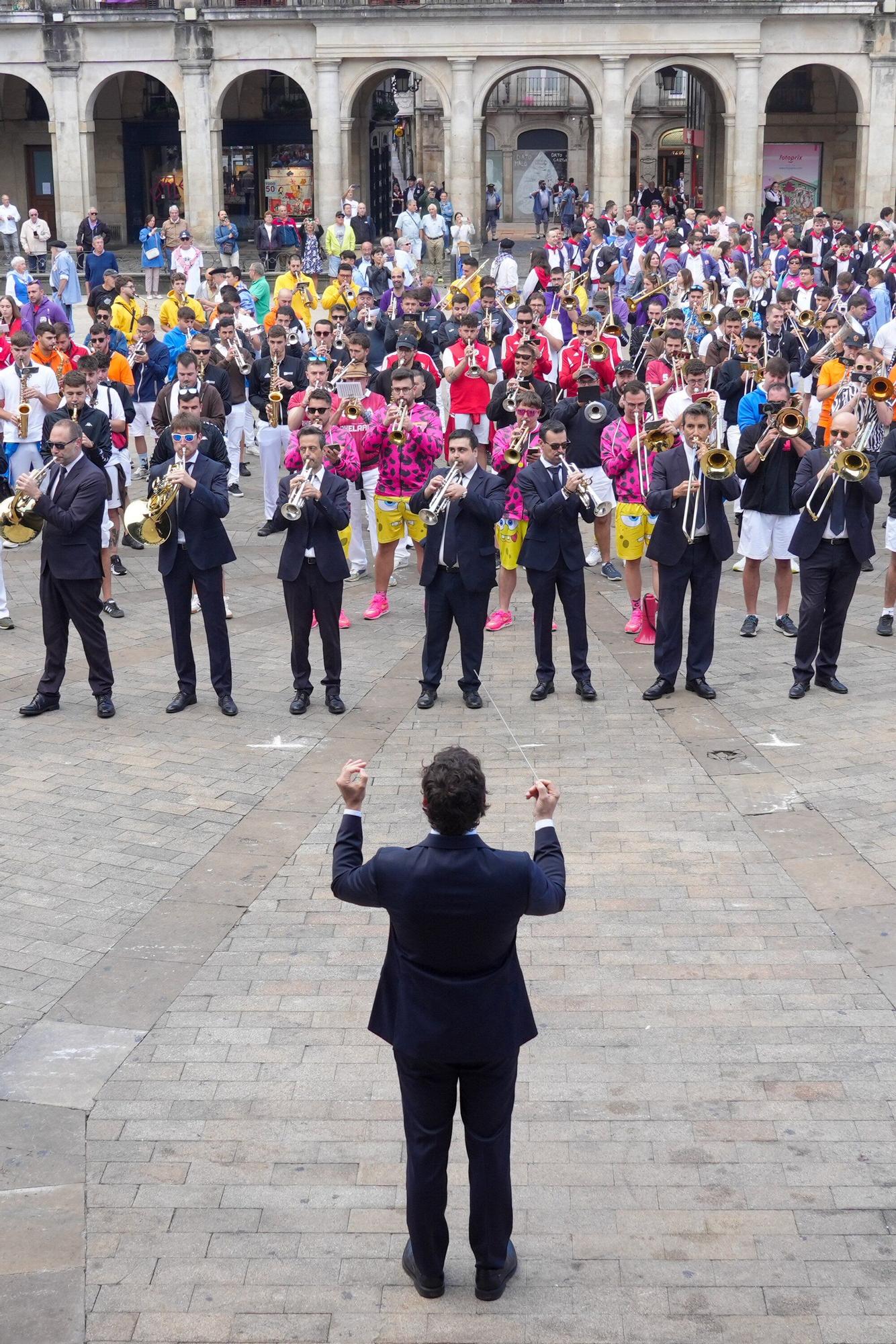 En imágenes: Las dianas llaman a la fiesta en el día de Santiago