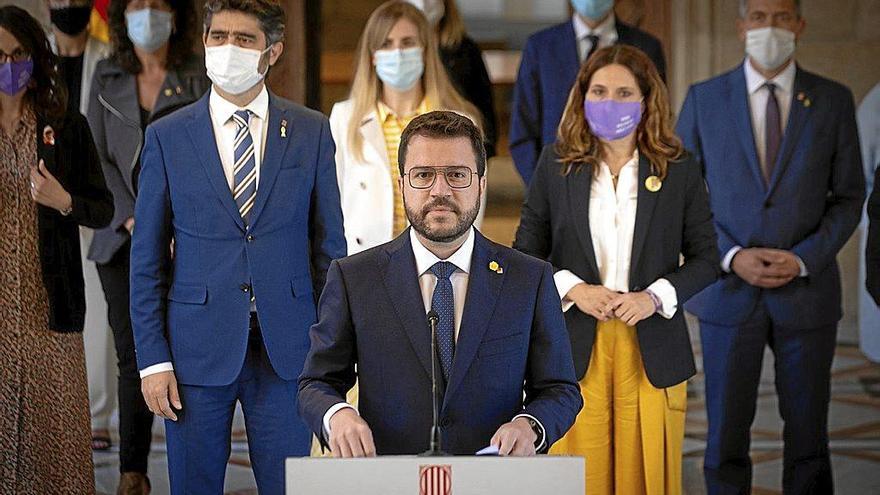 Pere Aragonès compareció ayer rodeado por todos los miembros de su Govern en la Sala Gótica del Palau. Foto: Efe