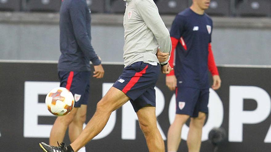 Ziganda da toques al balón al comienzo del entrenamiento en el Olímpico de Berlín.
