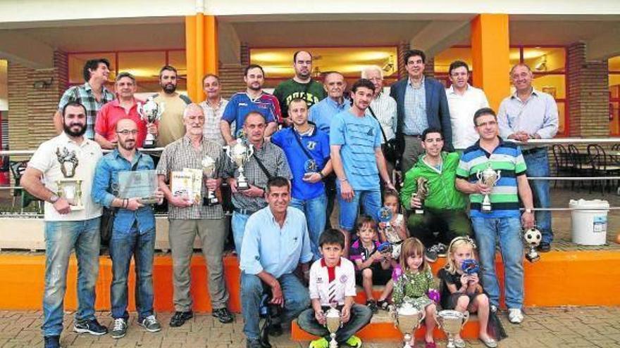 Premiados, organizadores y autoridades posaron juntos tras la fiesta en Ribotas.