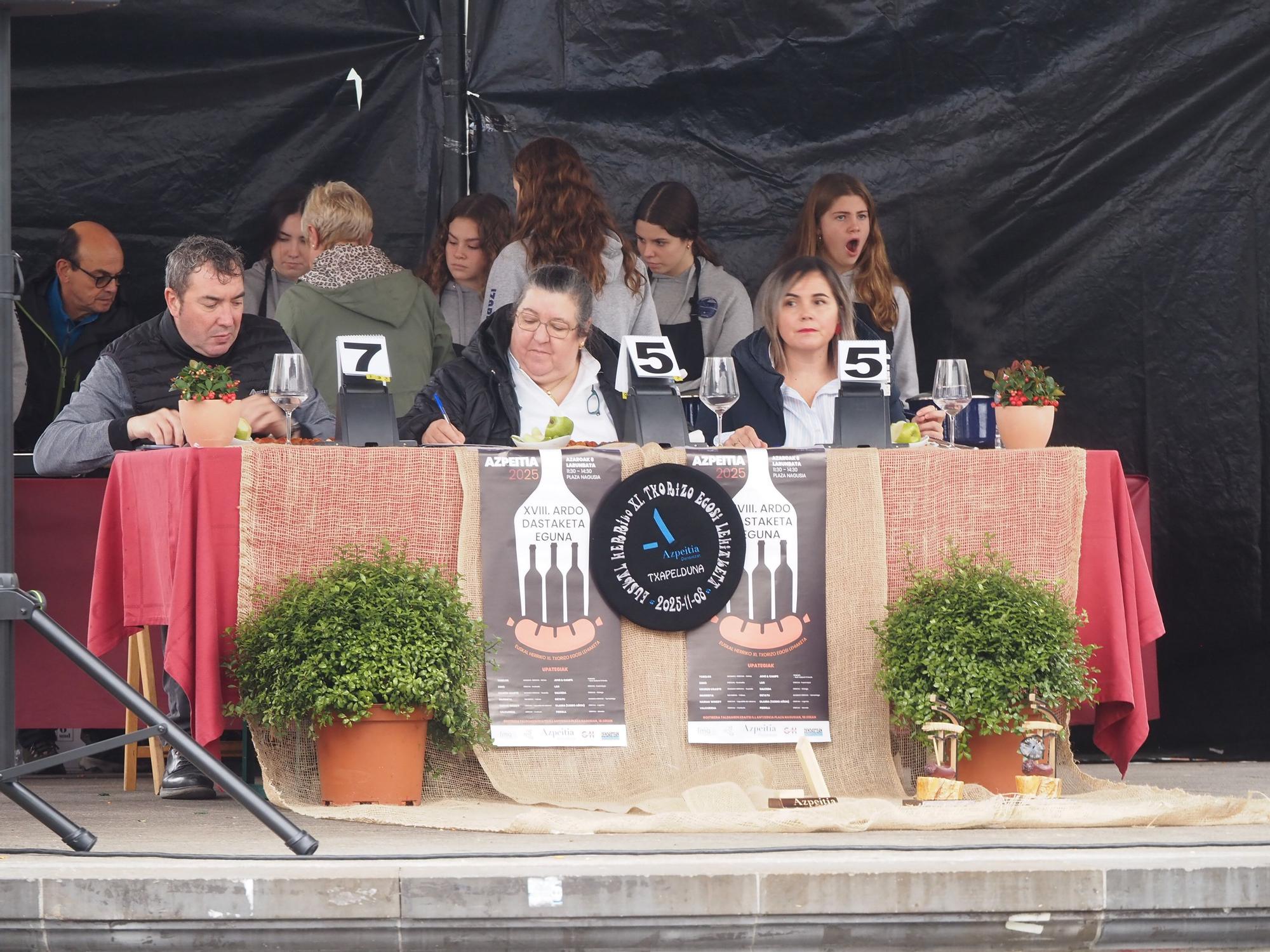 Vino y chorizo, fórmula imbatible contra el mal tiempo en Azpeitia