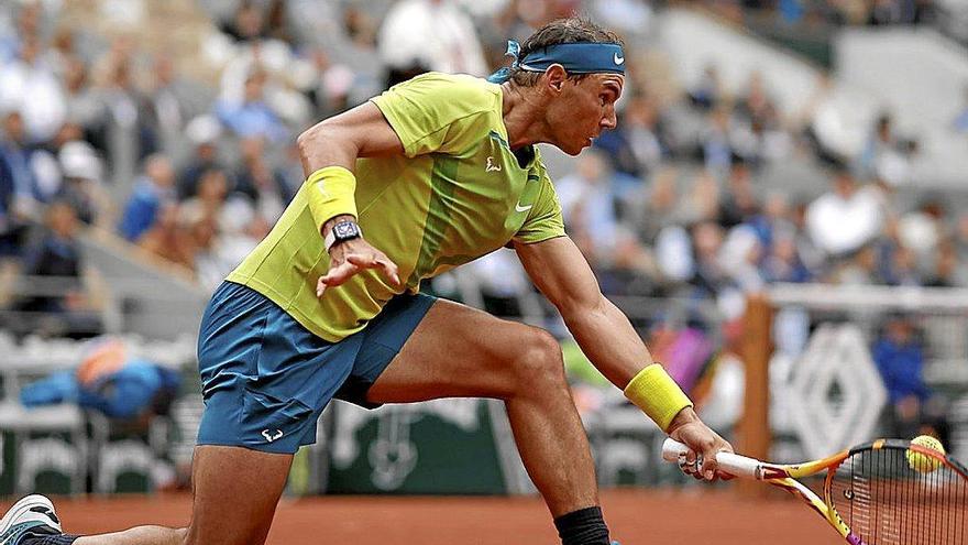 Rafa Nadal devuelve una bola en su duelo de ayer ante Thompson. Foto: Efe