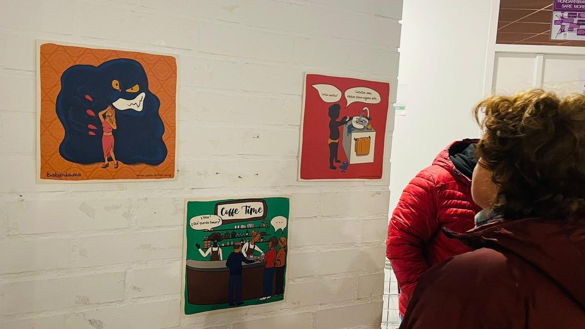 ‘Migrantas. Hain gertu eta hain urrun’ erakusketa hilabete osoan zehar egongo da ikusgai Emeki Elkartean.