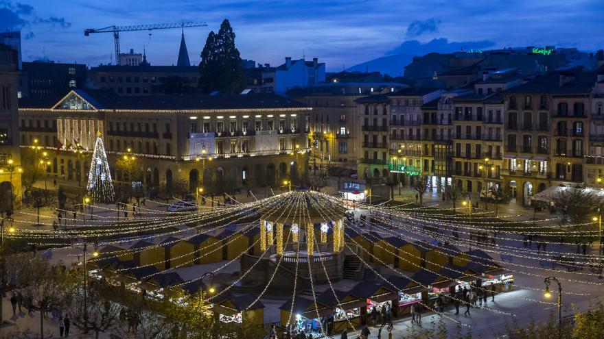 La Feria de Navidad de Pamplona está este año rodeada de una iluminación especial.