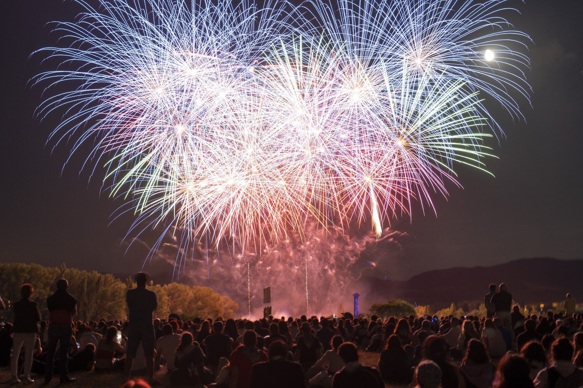 Revive los fuegos artificiales de la pasada noche