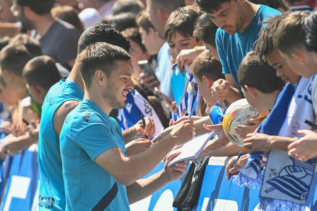 La Real se entrena junto a su afición en Zubieta.
