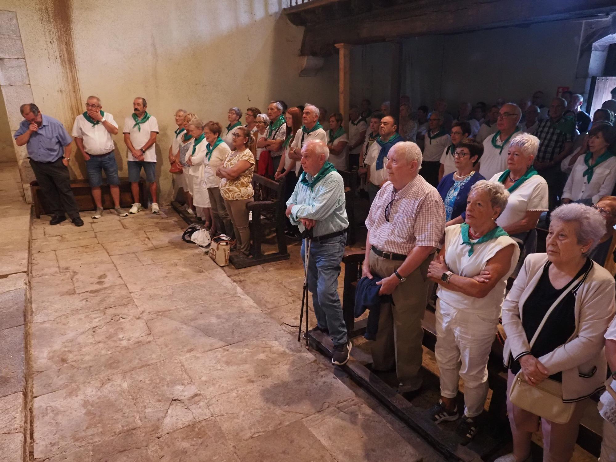 Fiesta en verde y blanco en la ermita de Santa Ana de Mendaro