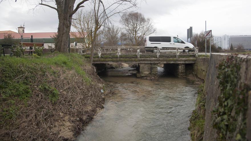 Los bomberos rescatan a un conductor de un río tras derribar el muro del puente
