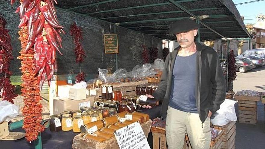 Florencio posa en el puesto de venta ambulante que monta todos los domingos en La Arboleda.