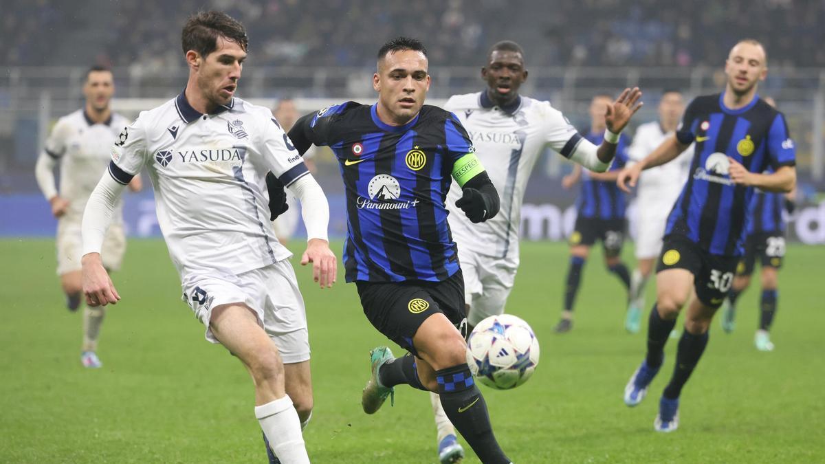 Elustondo y Lautaro pugnan por el balón.