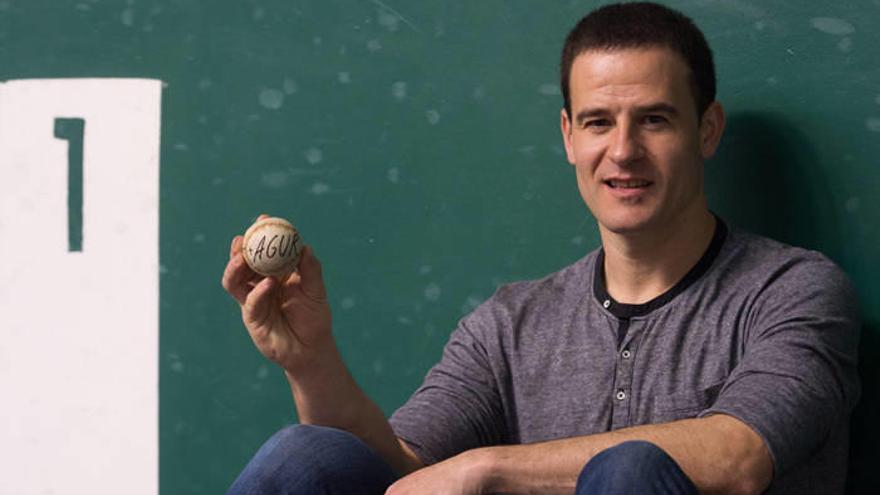 Abel Barriola, con una pelota en la que está escrita la palabra &#039;Agur&#039;.