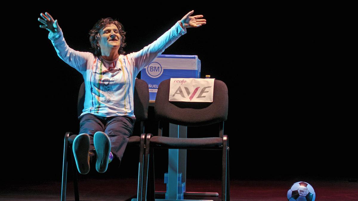 La peraltesa, Cristina Castillo Alonso, en plena actuación con su obra ‘La Cosa’.