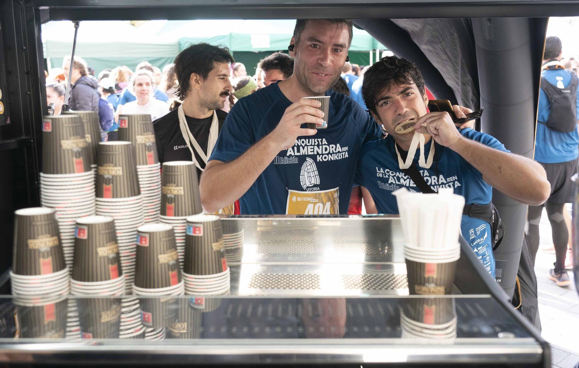 En imágenes: Un millar de corredores atraviesan la almendra