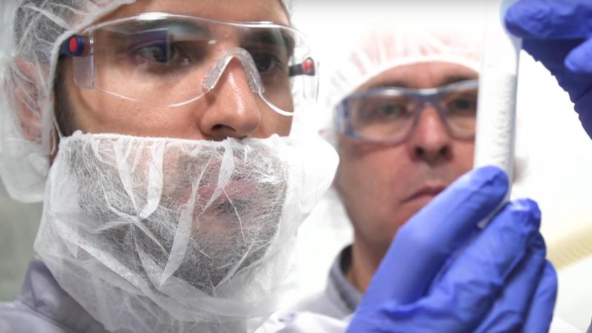 Dos empleados de Faes Farma en una imagen de archivo.