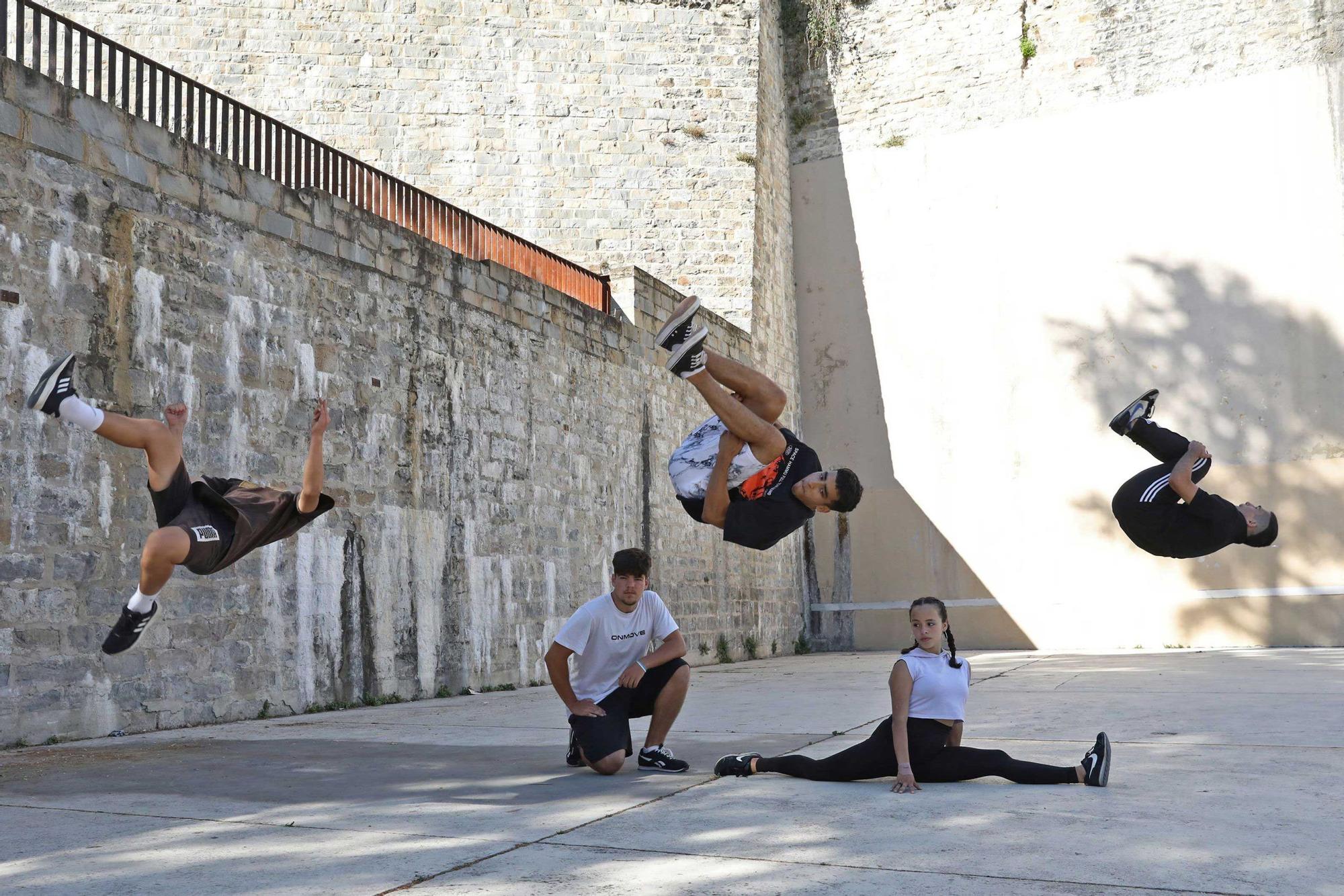 El equipo de parkour guiará de nuevo al público hasta las actuaciones.