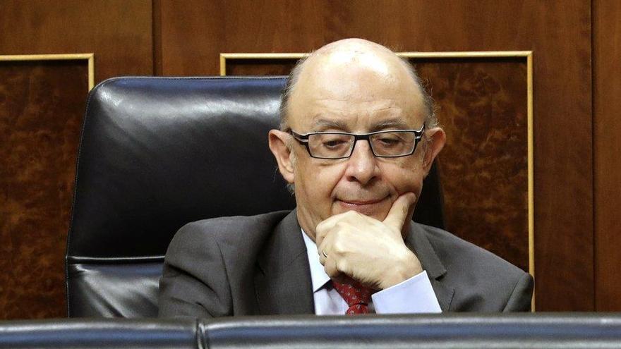 El ministro de Hacienda, Cristóbal Montoro, durante el pleno celebrado en el Congreso de los Diputados.