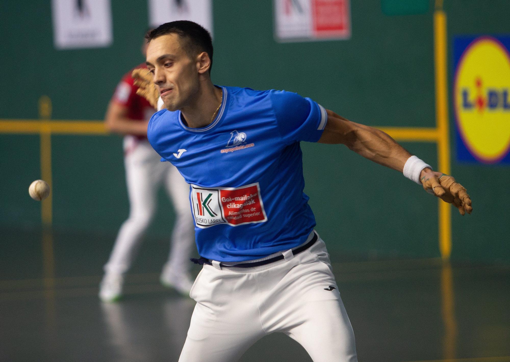 Joanes Bakaikoa gana su primer punto de la liguilla de cuartos de final del Cuatro y Medio ante Javier Zabala en Lekunberri.