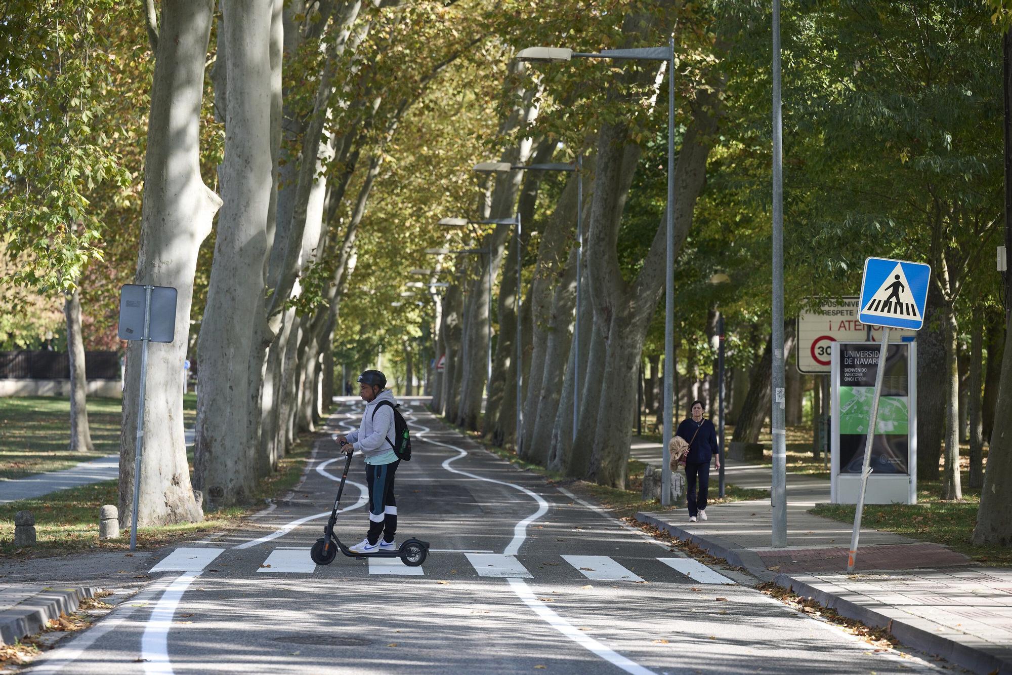 Fotos de las líneas serpenteantes de la carretera de la Universidad de Navarra