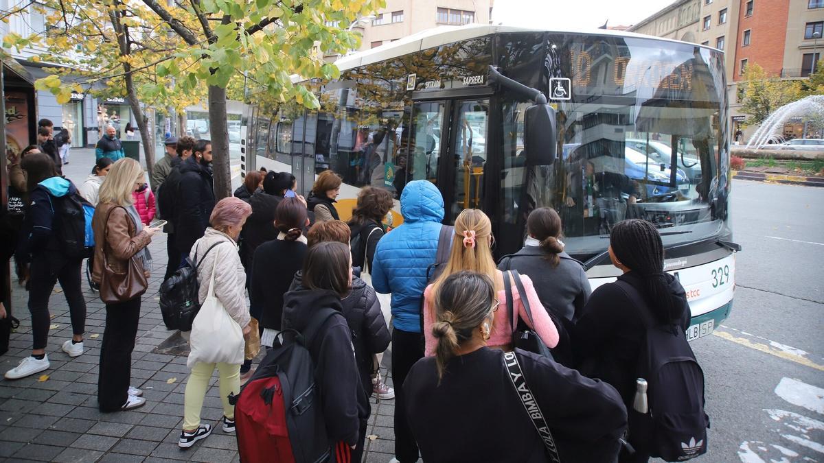 Viajeros esperan en la parada a que el conductor de la villavesa abra la puerta.