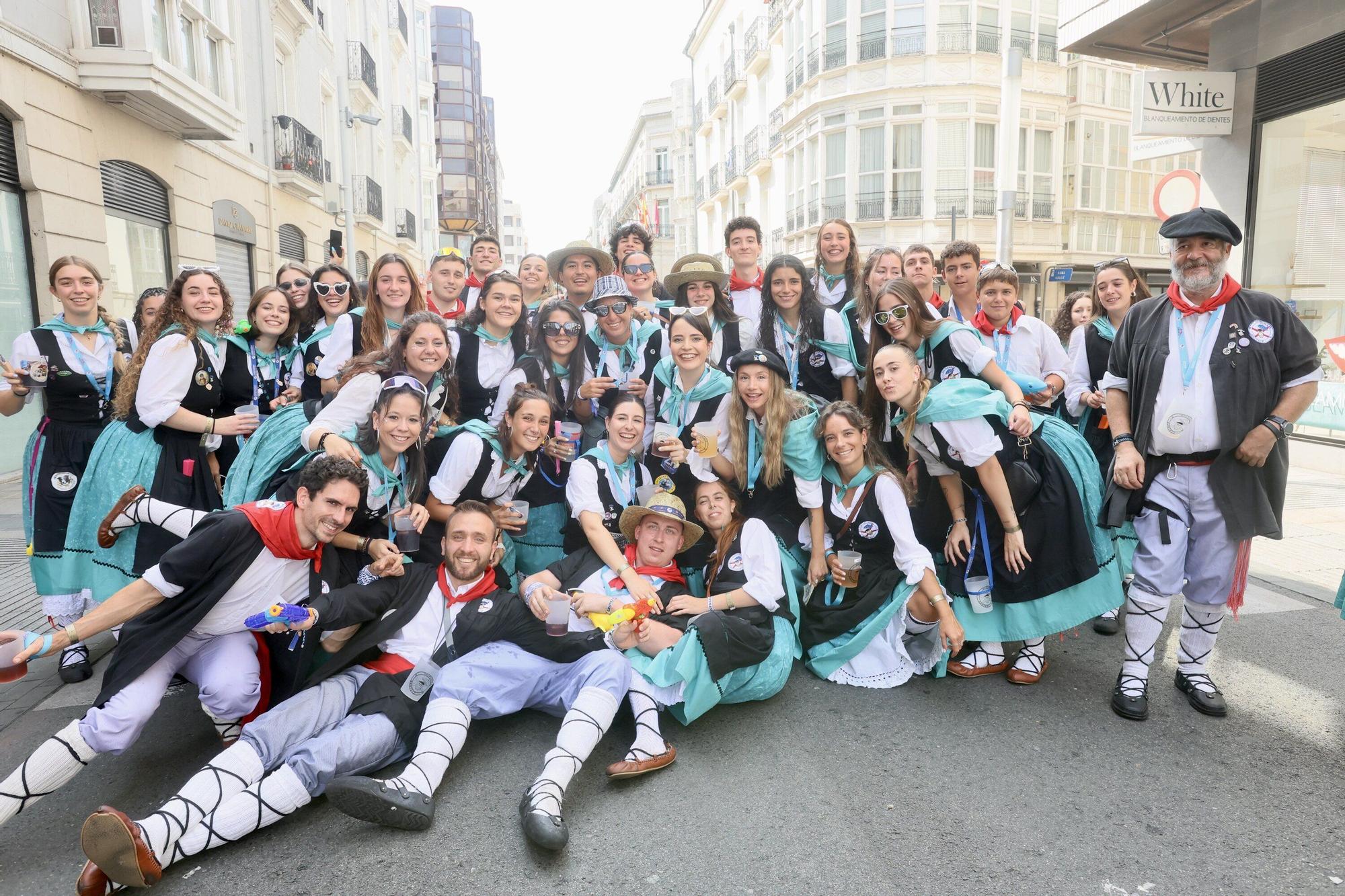 En imágenes: Blusas y neskas desfilan en el segundo paseíllo
