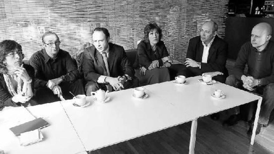 De i a d, Carolina Martínez (Centro Huarte), Imanol Agirre (UPNA), Pedro Lozano (Centro Huarte), Ana Díez de Ure (Casa de Cultura de Barañáin), José Carlos de la Dehesa (Área de Educación y Juventud del Ayuntamiento) y Manolo Goñi (Casa de la Juventud), e