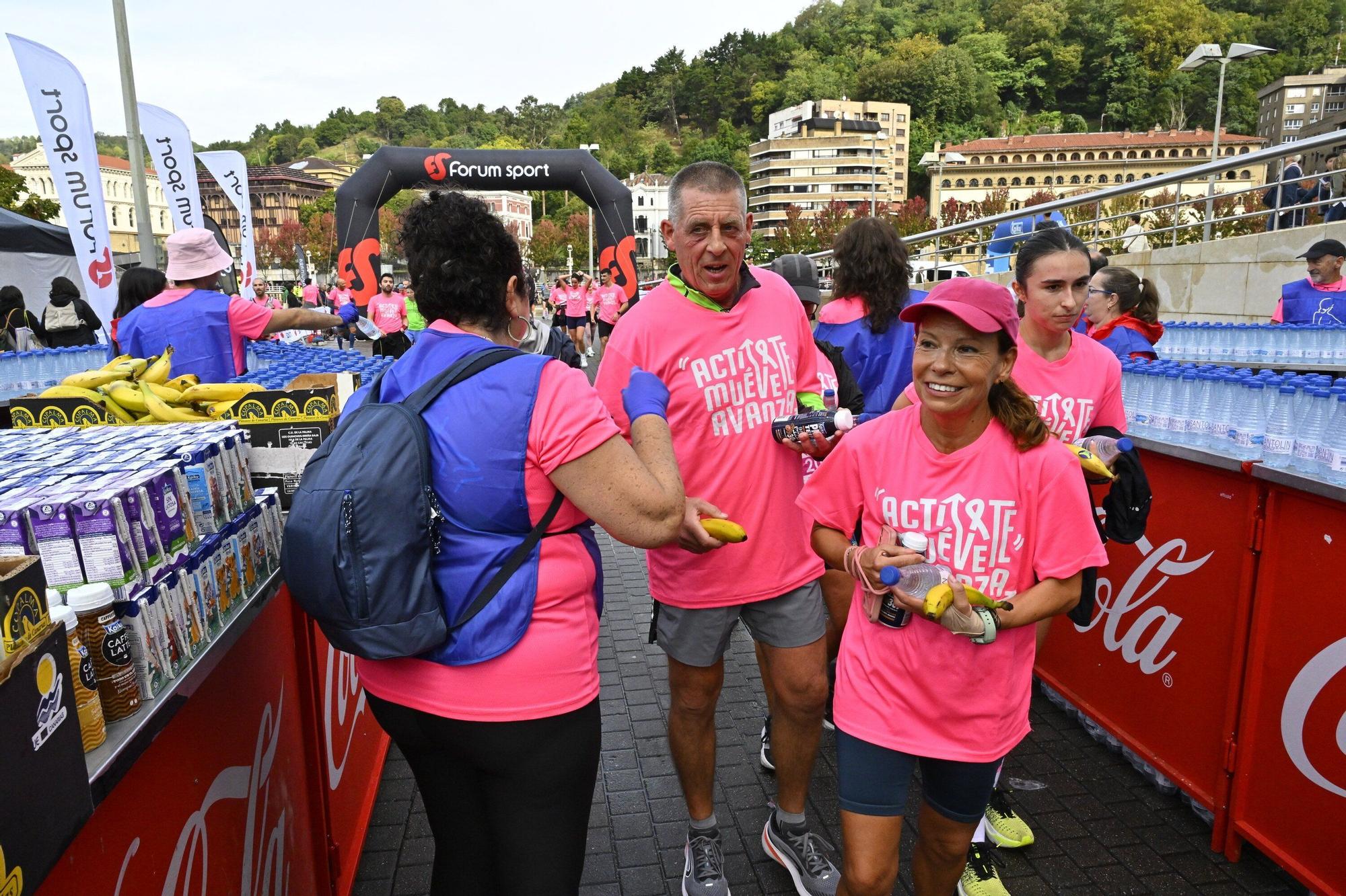 En imágenes: los paraguas tiñen la marea rosa de Bilbao