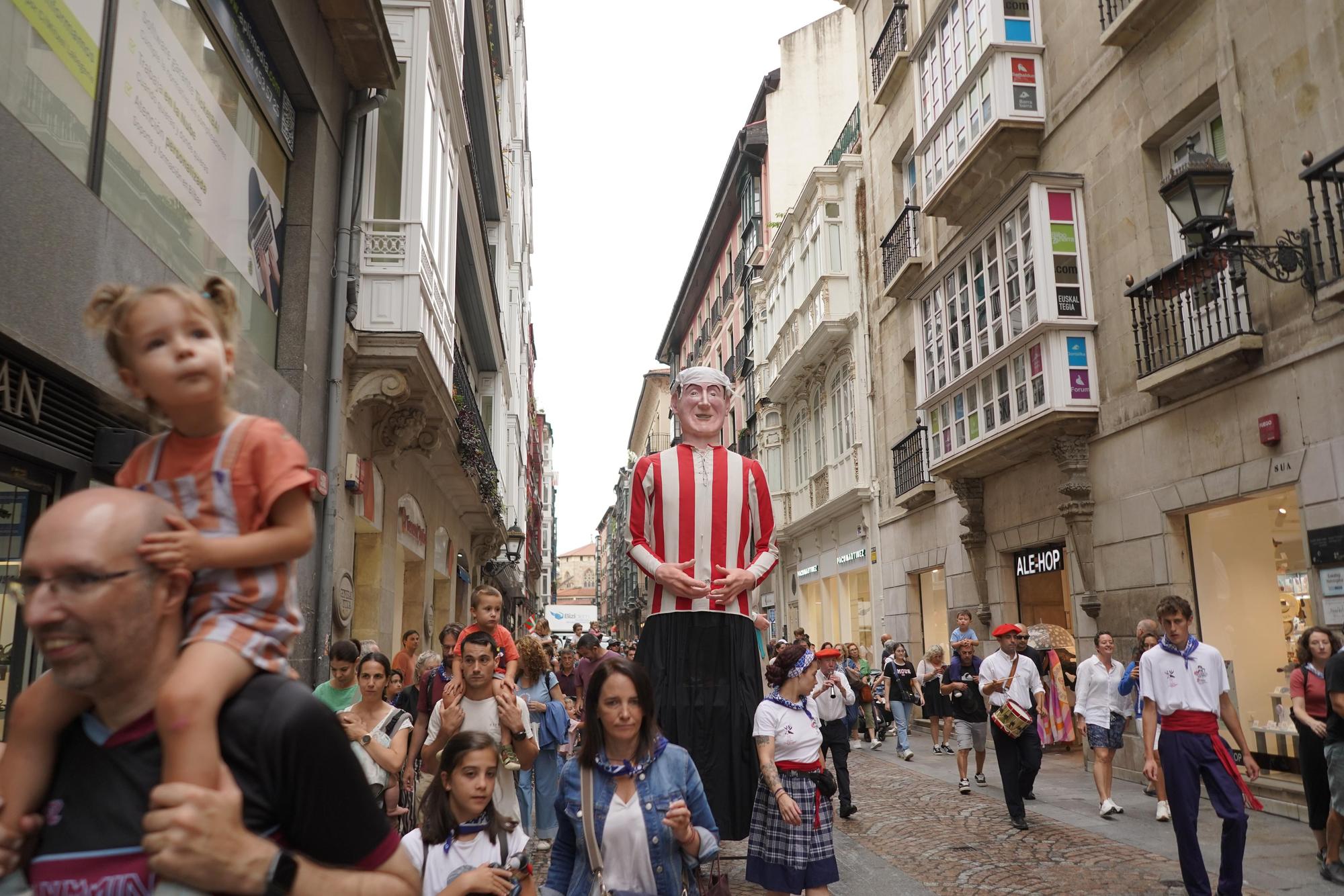 Desfile de gigantes y cabezudos en Aste Nagusia