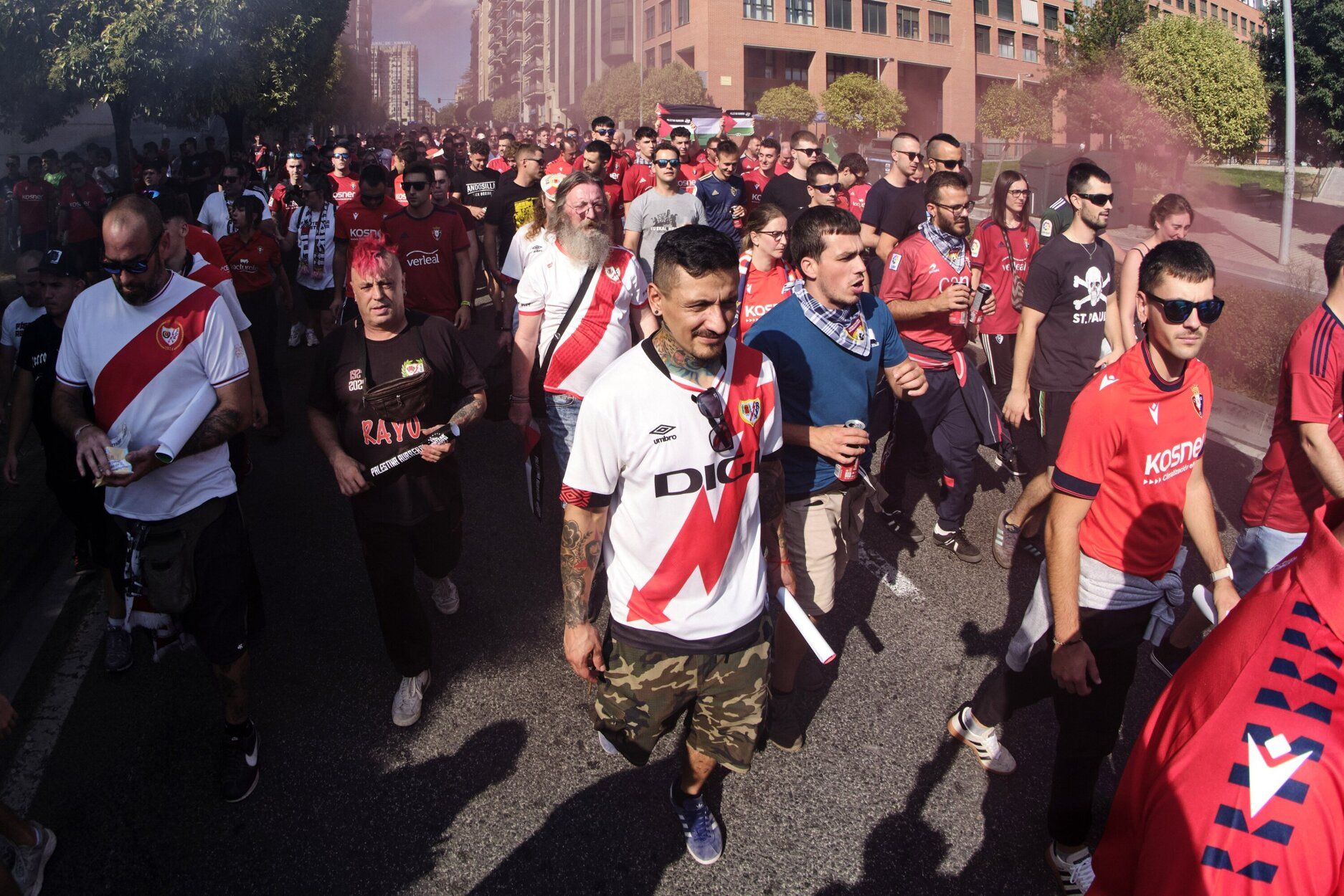 La afición primero: numerosa marcha reivindicativa de los aficionados de Osasuna y Rayo