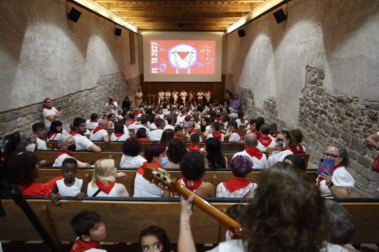 La Asociacion Festa-Los de Bronce entrega el Premio Festa 2022 a las mujeres que impulsaron la desaparición de las llamadas "madrinas" de las peñas en los Sanfermines