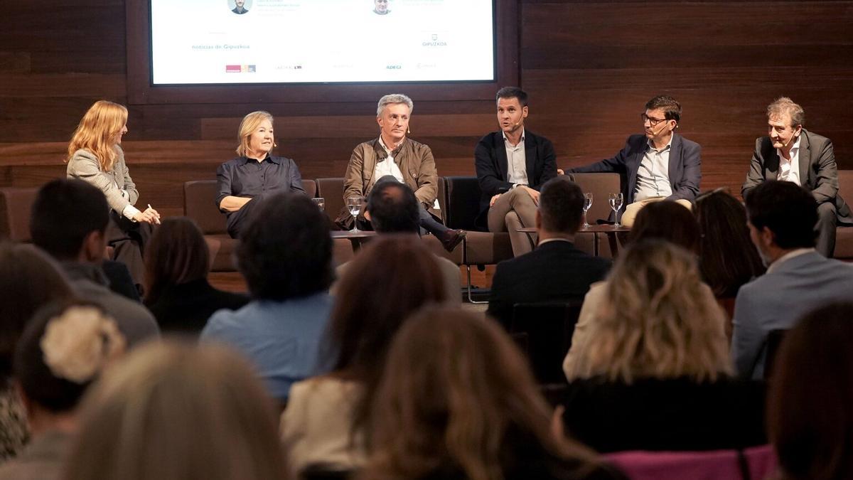 participaron Endika Palacio, jefe de Gestión de Talento de Laboral Kutxa; Andoni Aduriz, gerente de Etalentum; Ana Belén Juaristi, propietaria de Engranajes Juaristi; Eneko Astigarraga, gerente de Codesyntax; y Javier Igarza, CEO de Reyner Group.