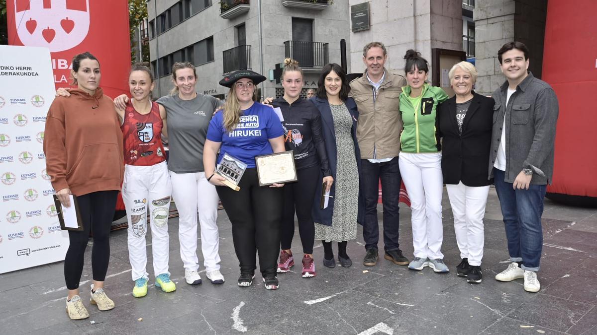 Nerea Arruti, Uxue Ansorregi, Karmele Gisasola, Nerea Sorondo, Laiene Pikabea e Irati Astondoa, junto a los organizadores del campeonato.