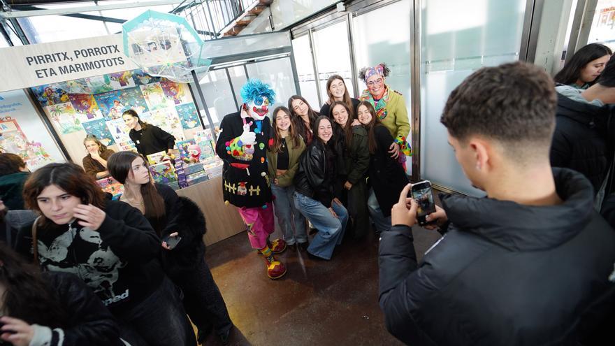 Conciertos, charlas y  concursos en euskera, en el Gazte Eztanda de la Azoka