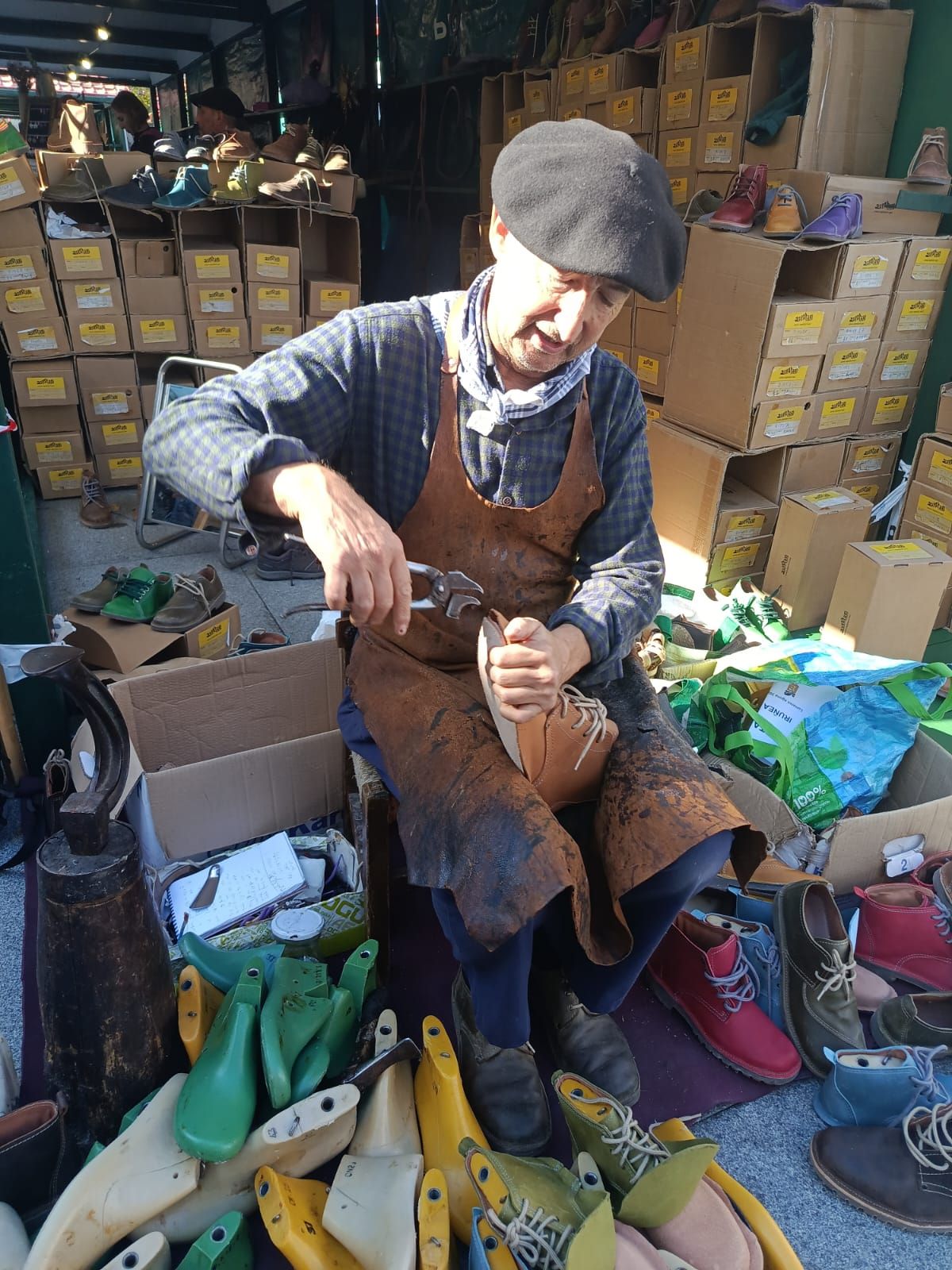 Xabier Iturrioz, zapatero especializado en zapatillas artesanas de cuero, en el Último Lunes de Gernika