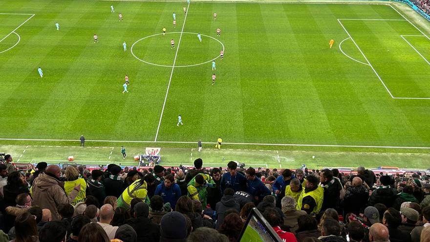 Retiran en camilla de San Mamés a una aficionada del Sporting de Portugal