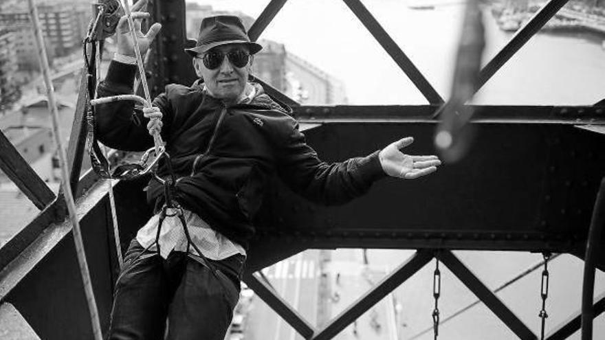 Francis, líder de Doctor Deseo, se descolgó desde la torreta del ascensor del Puente Bizkaia para la presentación.