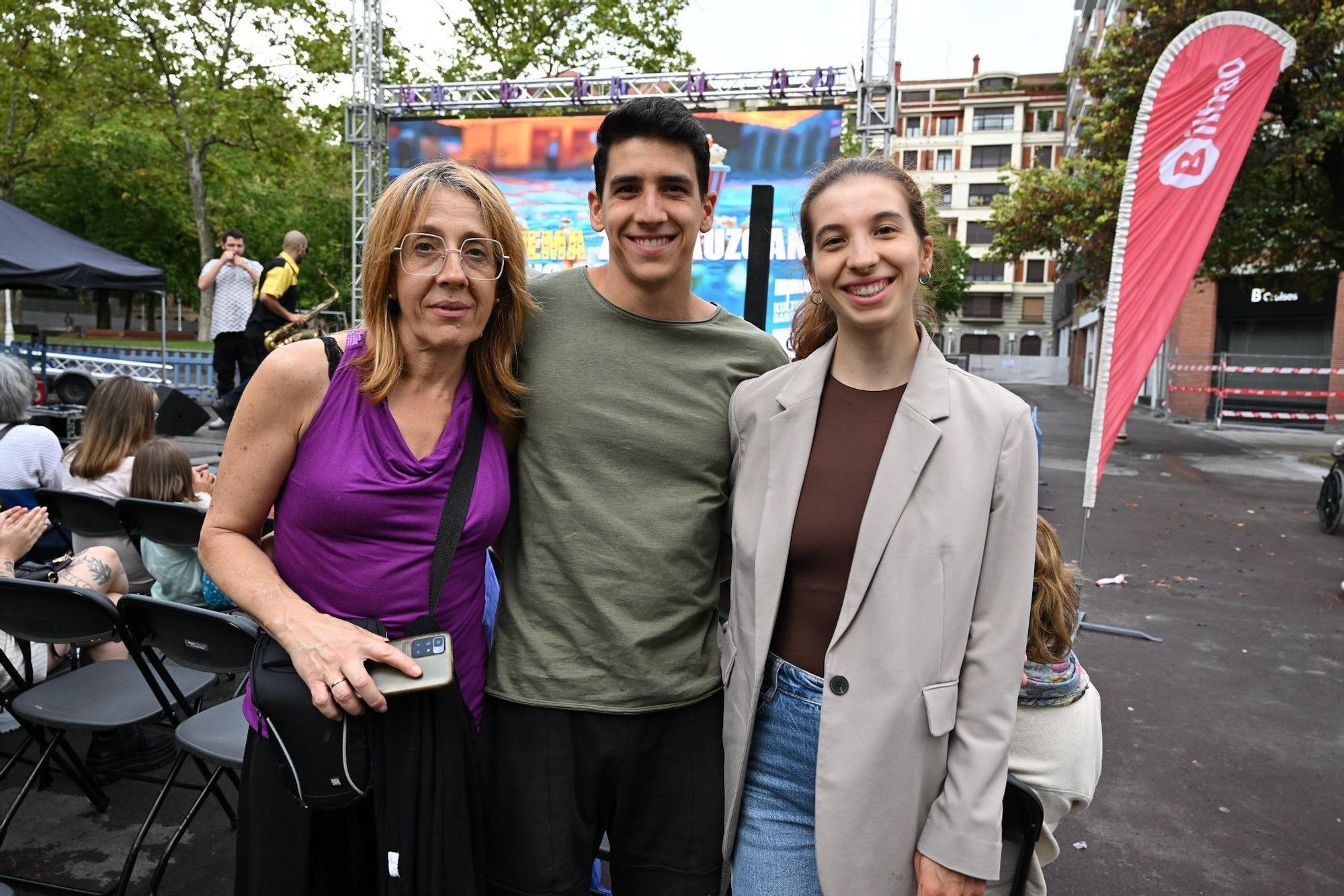 La pontevedresa Esmeralda Outes con su hijo, Pablo Galego, y su hija Andrea, enfermera que realiza el EIR en el Hospital de Cruces.
