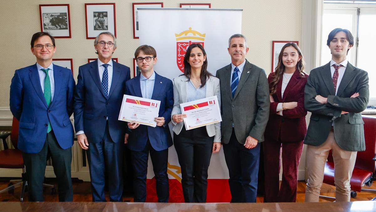 De izquierda a derecha: Miguel, hermano del difunto Ignacio Landecho; Enrique Ordieres, presidente de Cinfa; los becados Ferran Capell y Marta Romera; Tomás Rubio, presidente del Colegio de Médicos de Navarra; y los hijos de Landecho, María e Ignacio.