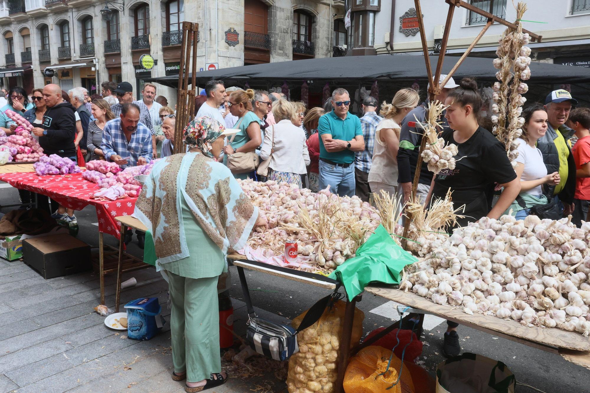 En imágenes: La feria de ajos atrae a los vitorianos un año más