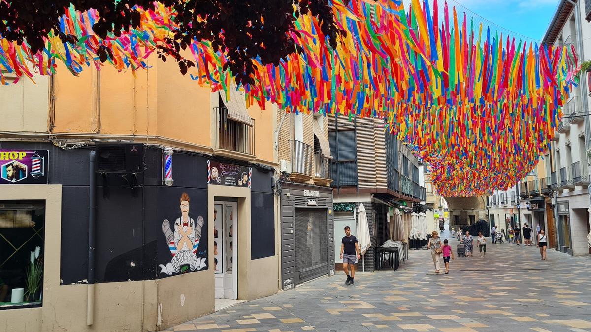 La calle Yanguas y Miranda con los nuevos adornos que ofrecen algo de sombra.