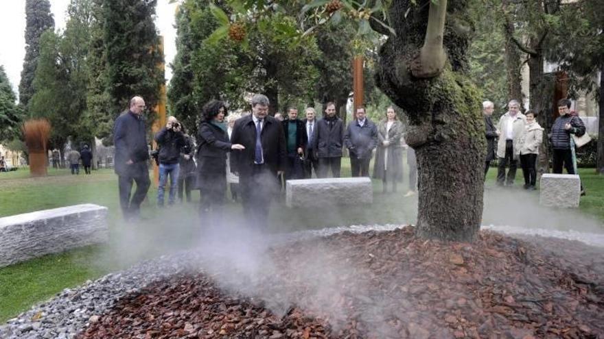 Juan Mari Aburto y Yolanda Díez, durante el acto de apertura del Bosque del Recuerdo.