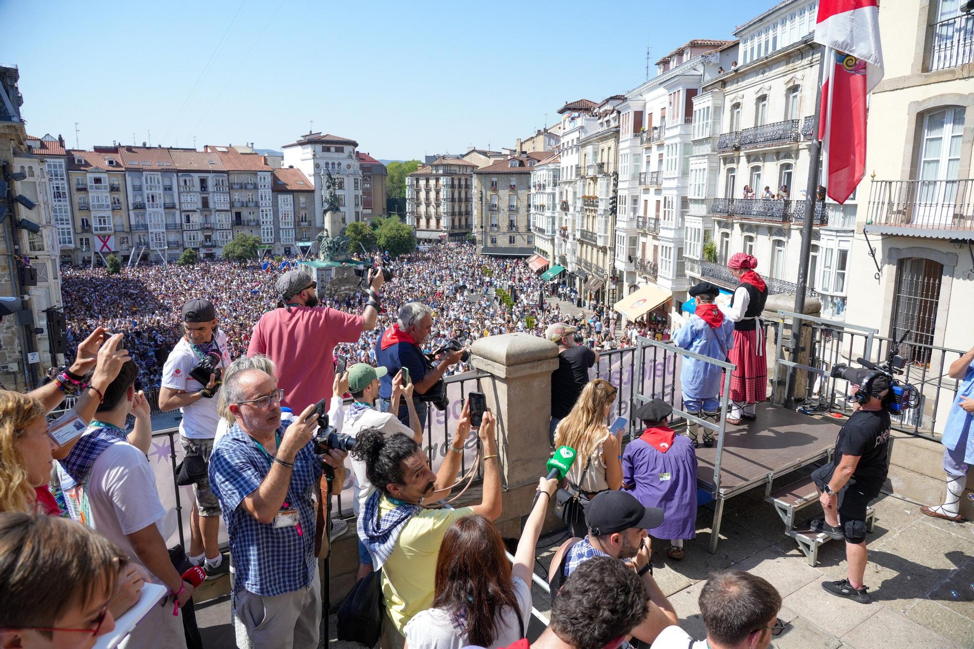 En imágenes: Edurne y Celedón Txiki abarrotan un año más la plaza de la Virgen Blanca