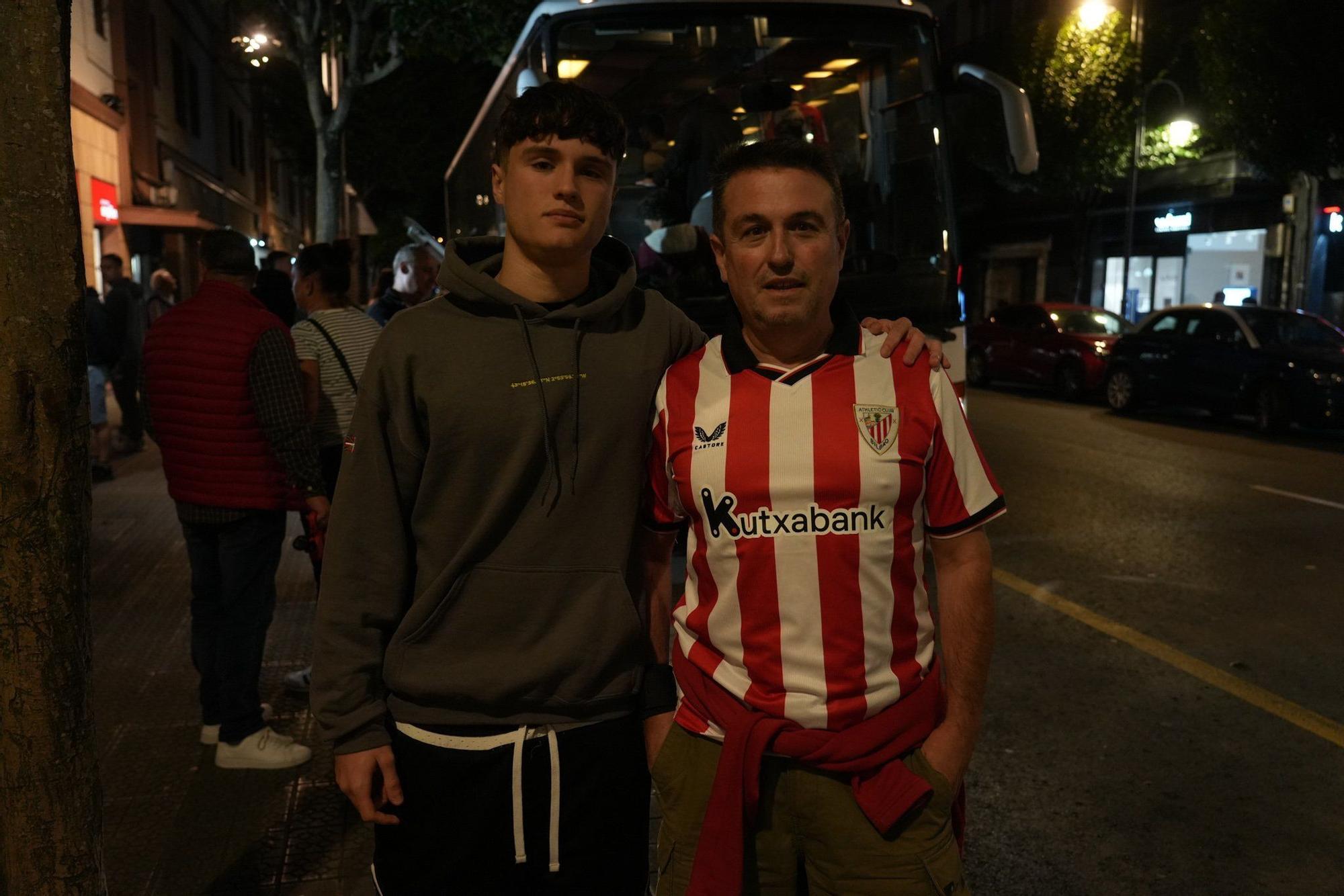 En imágenes: la Peña Deusto del Athletic pone rumbo a Dortmund