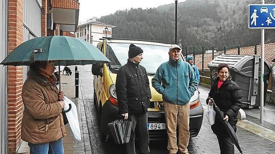 Vecinos de portales aledaños contemplan la ladera desprendida de Ondarroa