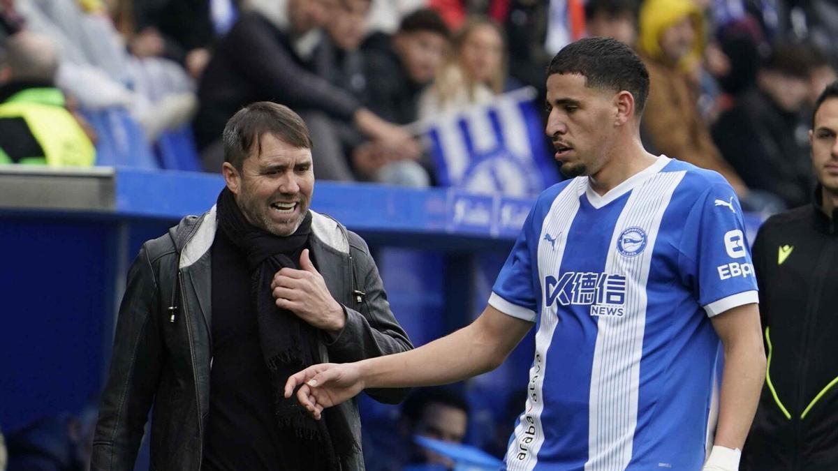 Abqar, al lado de Coudet en la banda en un partido ante el Getafe