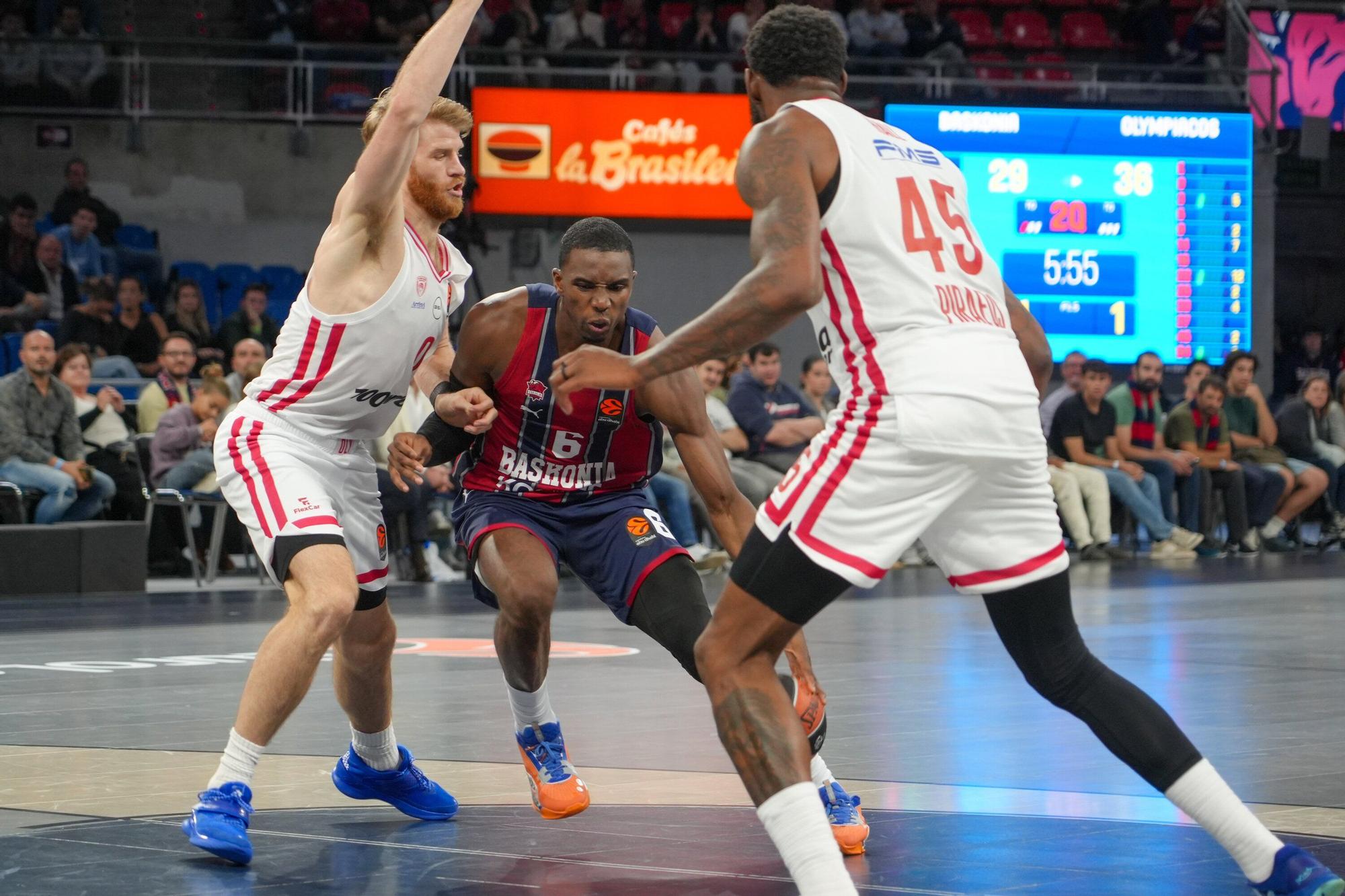 Todas las imágenes del Baskonia - Olympiacos en el Buesa Arena
