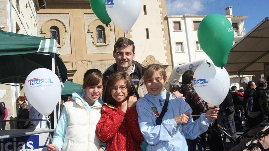 Decenas de miles de personas llenaron los más de 6 kilómetros del recorrido del Nafarroa Oinez 2010.