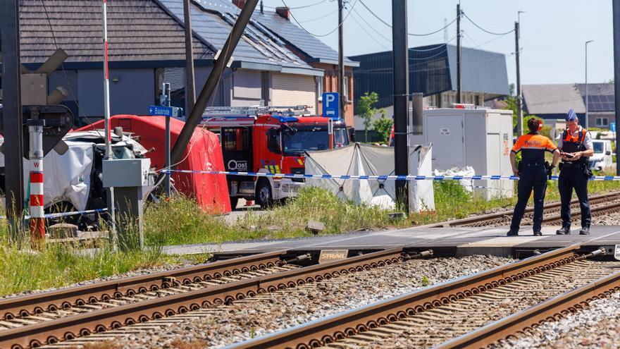 Dos adultos y dos menores fallecidos tras chocar un tren de pasajeros y un minibús escolar en Bélgica